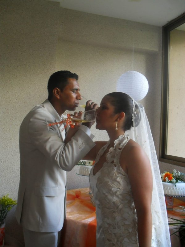 Los novios frente al skyline de Manhattan